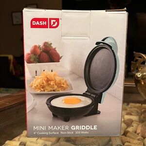 Dash Mini Maker Griddle in light blue